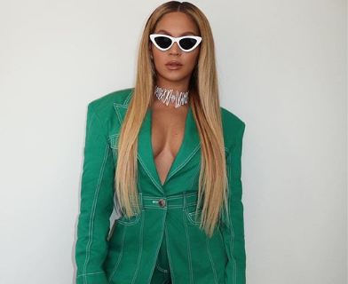 Beyonce: Το πράσινο κοστούμι που φόρεσε στο Super Bowl