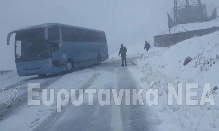 Ευρυτανία: Λεωφορείο με 20 μαθητές εγκλωβίστηκε στα χιόνια (vid)