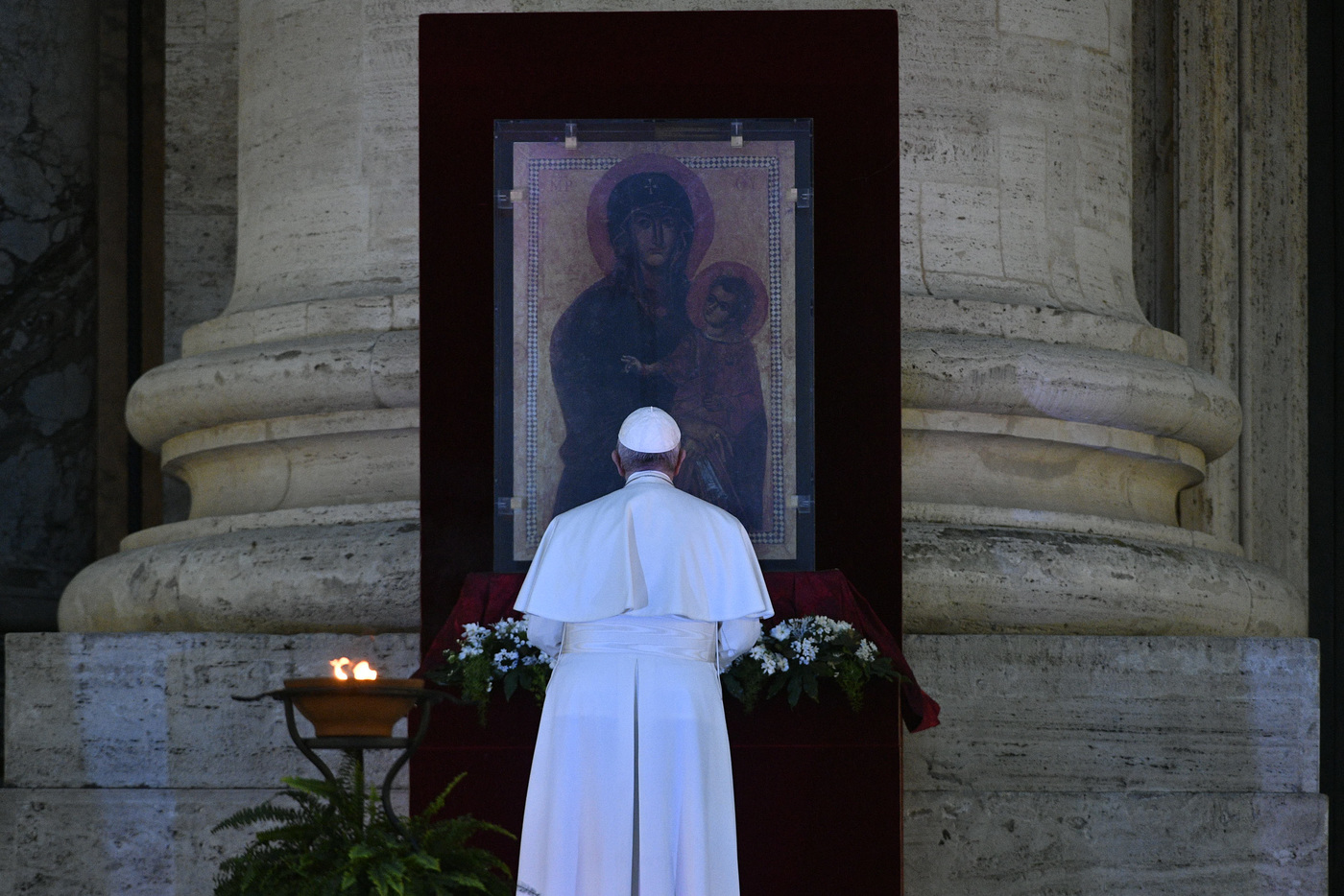 Απίστευτη εικόνα: Ο πάπας Φραγκίσκος σε μια έρημη πλατεία του Αγίου Πέτρου