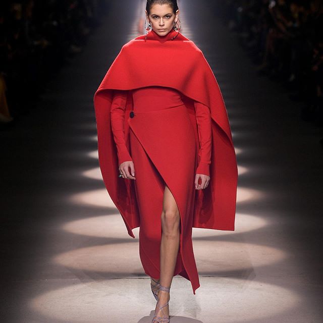 Givenchy: Θα ξετρελαθείτε με το κόκκινο φόρεμα-κάπα