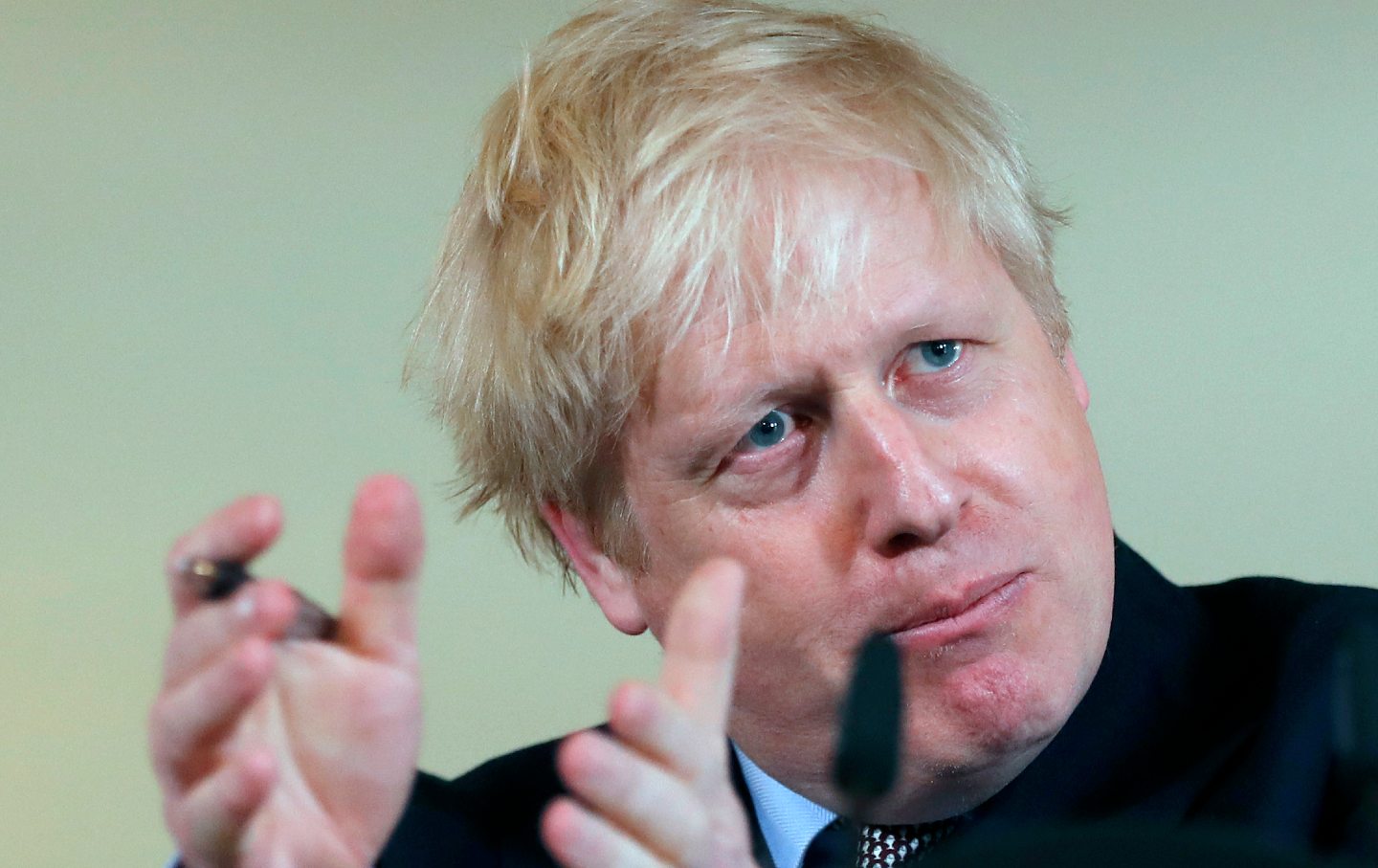 Πολιτική κρίση στη Βρετανία-Παραιτήθηκαν δύο υπουργοί τρίζει η καρέκλα του Τζόνσον