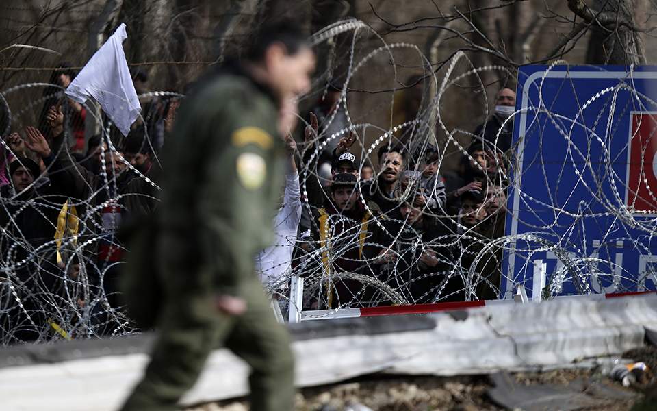 Έβρος: Καταστηματάρχες μοίρασαν νερά και τρόφιμα στα Σώματα Ασφαλείας