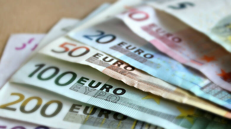 Τρεις κόφτες μειώνουν τους δικαιούχους για το επίδομα 200 ευρώ