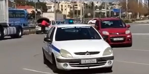 Κορονοϊός: Περιπολικό διώχνει κόσμο από το πάρκινγκ του ΟΑΚΑ