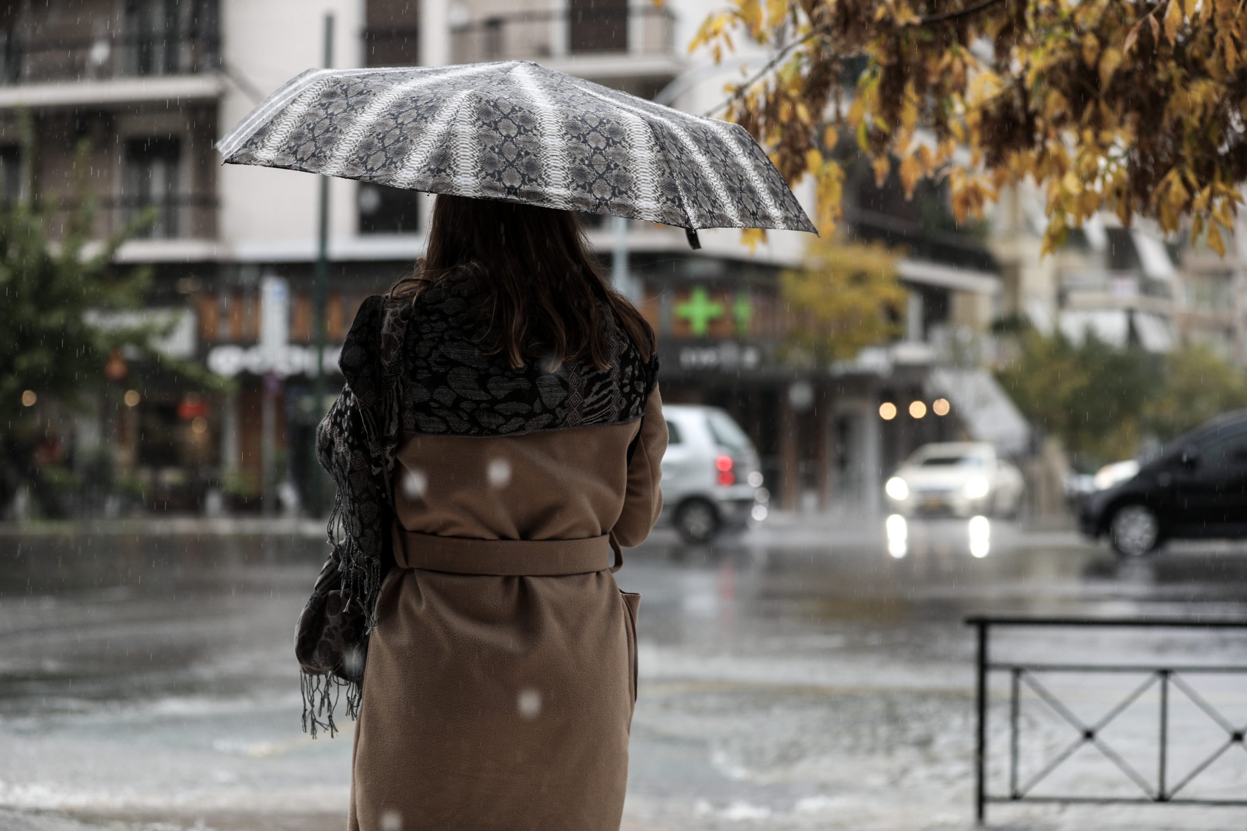 Καιρός: 70 χιλιοστά βροχής μέσα σε 2 ώρες στην Αττική – Πτώση της θερμοκρασίας σε όλη τη χώρα σήμερα