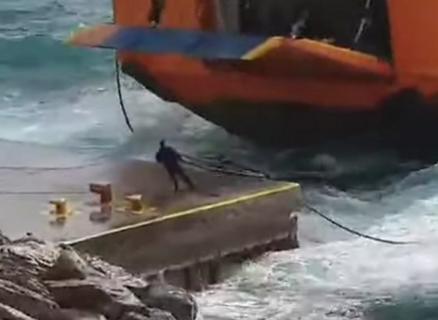 Σίκινος: «Μάχη» με τα κύματα για να δέσει το πλοίο στο λιμάνι! Απίστευτο video