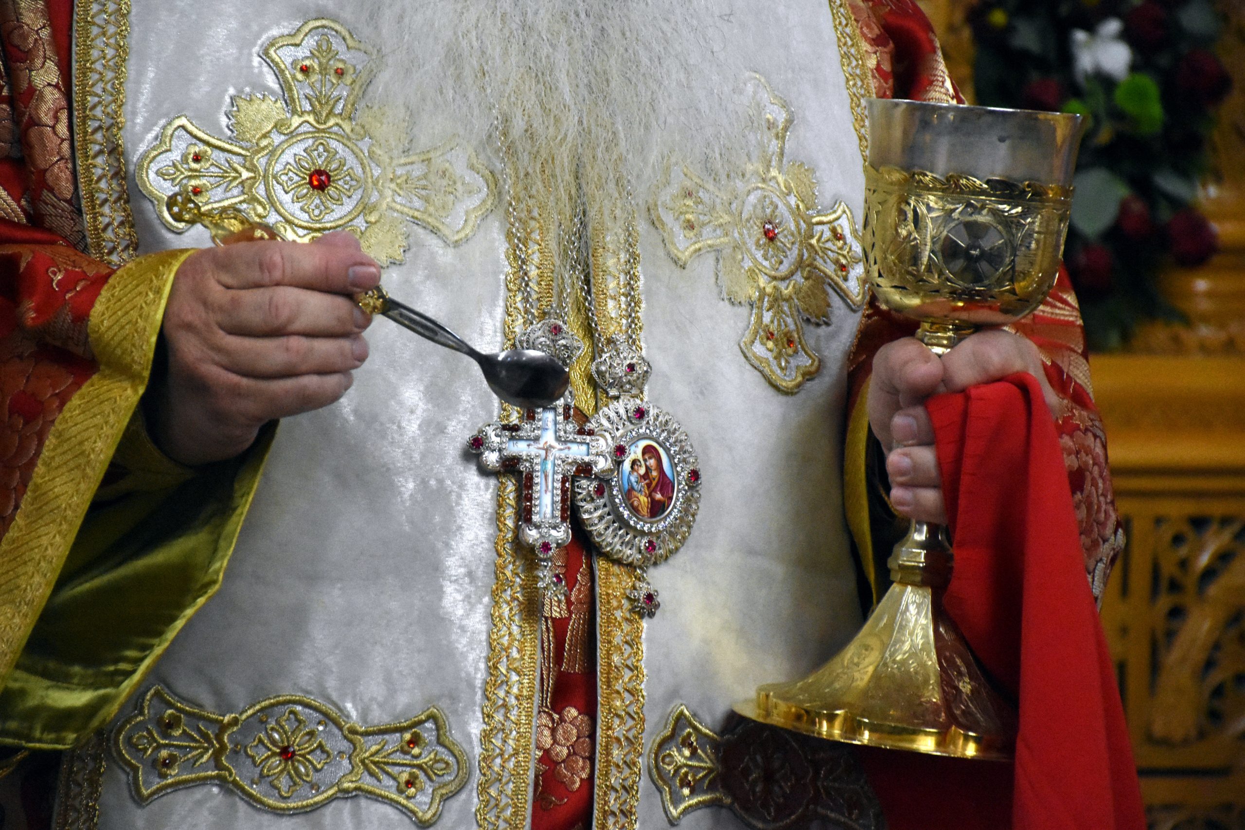 Μυτιλήνη: Ιερέας κοινώνησε τους πιστούς ενώ είχε κορονοϊό