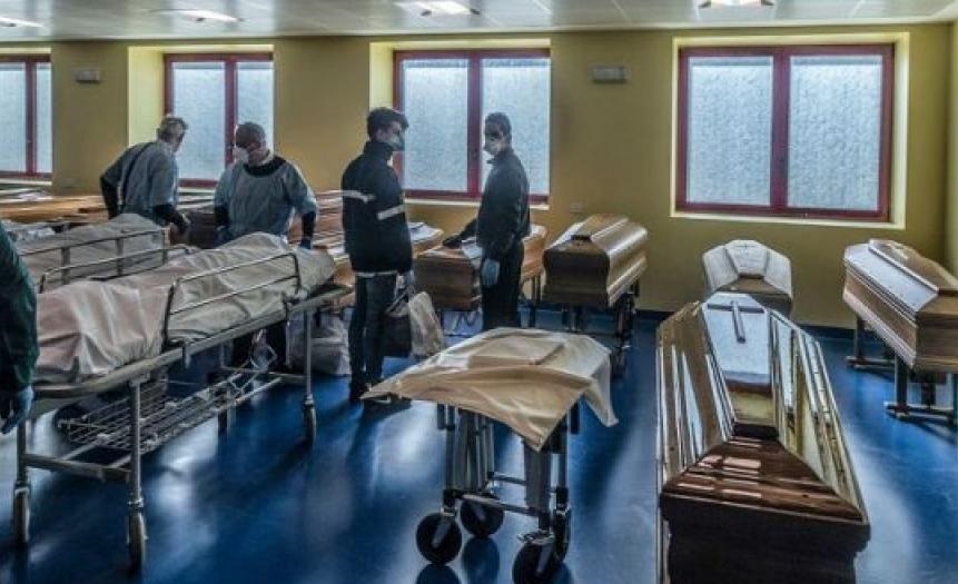 Έλληνας γιατρός στο Μιλάνο: Δεν προλαβαίνω να μετράω νεκροφόρες (vid)