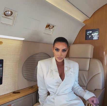Κοροναϊός: Η Kim Kardashian μας δείχνει πως χαιρετάμε τον κόσμο με ασφάλεια