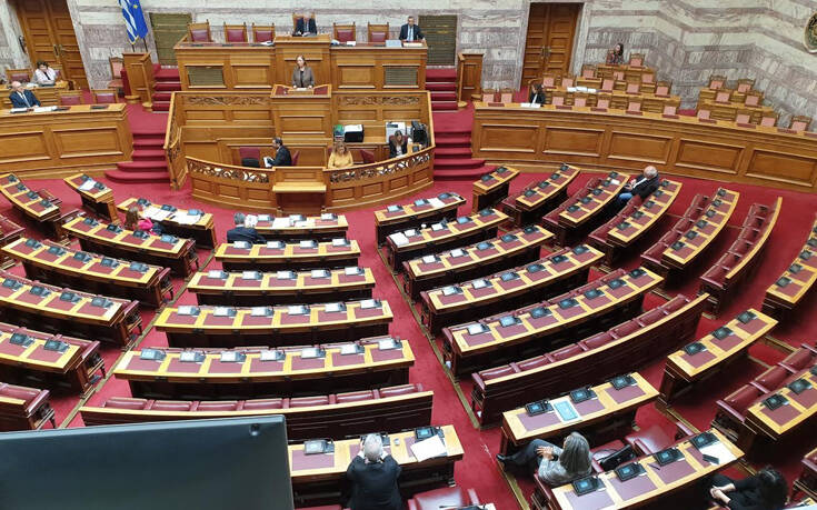 Live: Σε θέση μάχης κυβέρνηση και αντιπολίτευση -Πρόταση μομφής κατά Σταϊκούρα- Ξεκίνησε η τριήμερη συζήτηση στη Βουλή