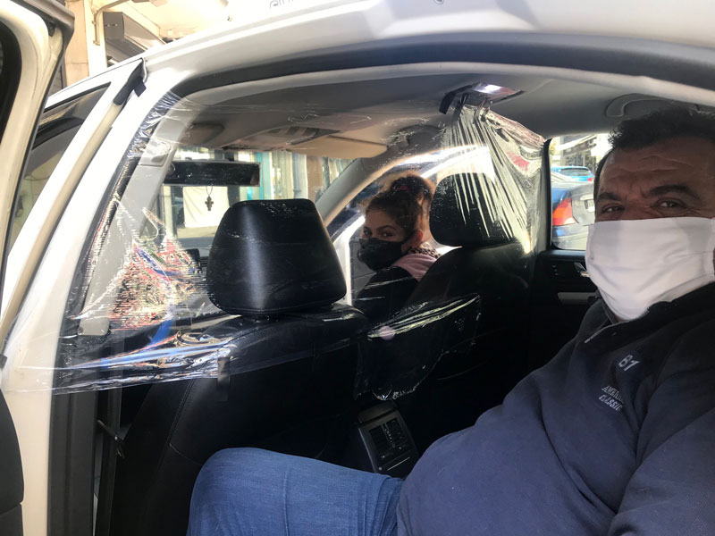 Καβάλα: Τζάμια και σελοφάν στα ταξί για προστασία από τον κορονοϊό (pics)