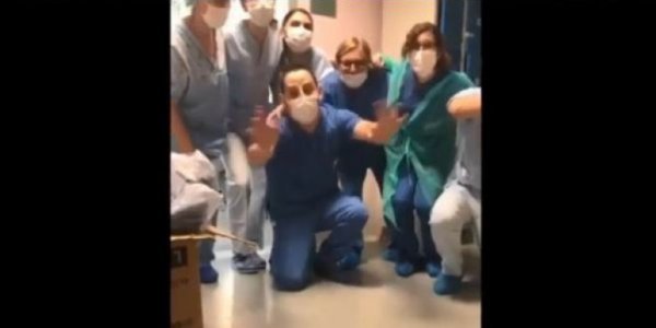 Έκλεισε ΜΕΘ σε νοσοκομείο στο Μιλάνο – Πανηγυρίζουν γιατροί και νοσηλευτές (vid)