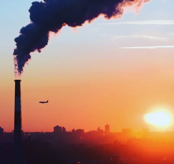 Νέα μελέτη – Πώς συνδέεται η ατμοσφαιρική ρύπανση με τη θνητότητα από τον κορονοϊό