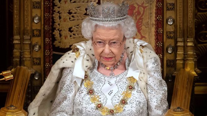 Βασίλισσα Ελισάβετ: Επέστρεψε στα καθήκοντά της παρά το πένθος