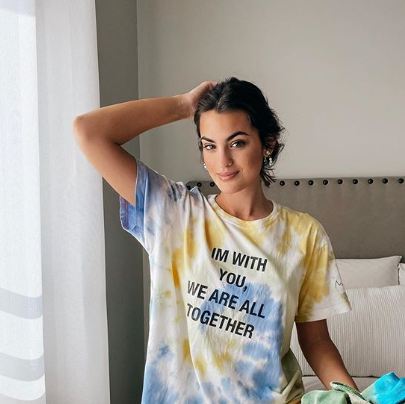 To tie dye είναι ένα μεγάλο trend στο Instagram και τώρα μπορείς να το κάνεις μόνη σου! (vid)