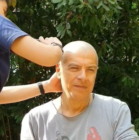 Σταύρος Θεοδωράκης: Η κόρη του ξύρισε το κεφάλι του και μας το έδειξε στην κάμερα (vid)