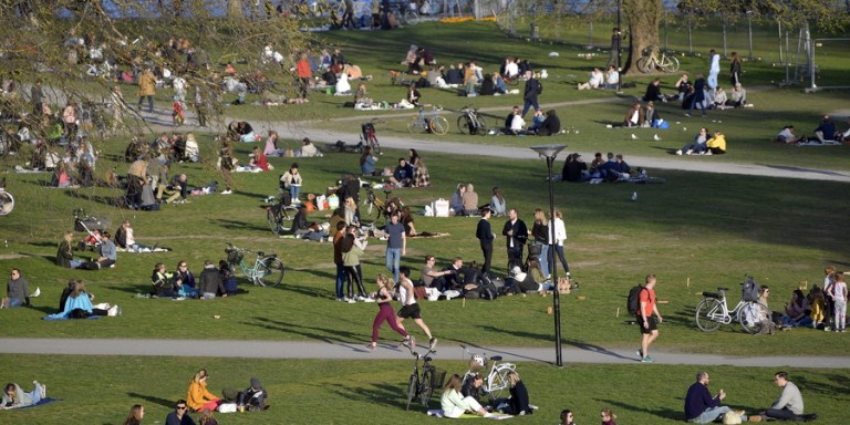Σουηδία σαν σε άλλο πλανήτη: Γεμάτα πάρκα και καφέ παρά το νέο ρεκόρ θανάτων από κορονοϊό