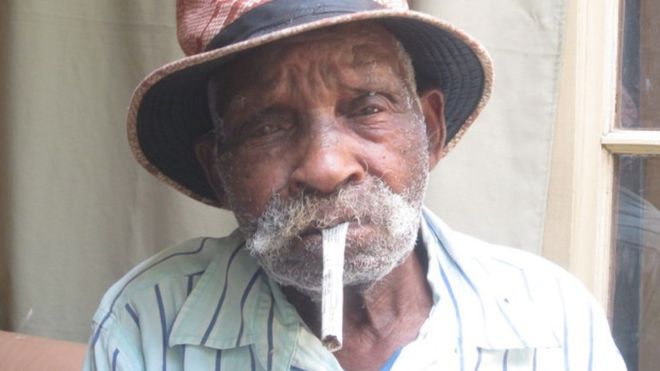Έκλεισε τα 116 του και ζητά για δώρο γενεθλίων… τσιγάρα