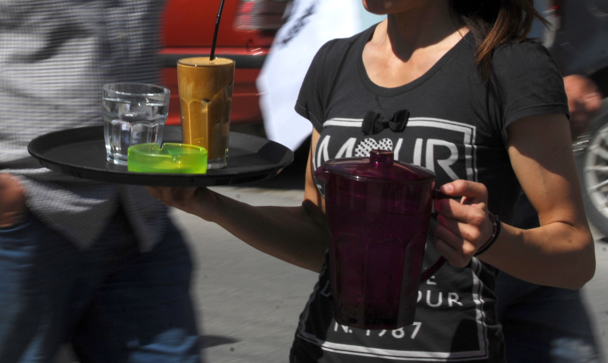 Συνωστισμός και συλλήψεις στην Λάρισα! Κόλαση με τα take away ποτά και την αστυνομία