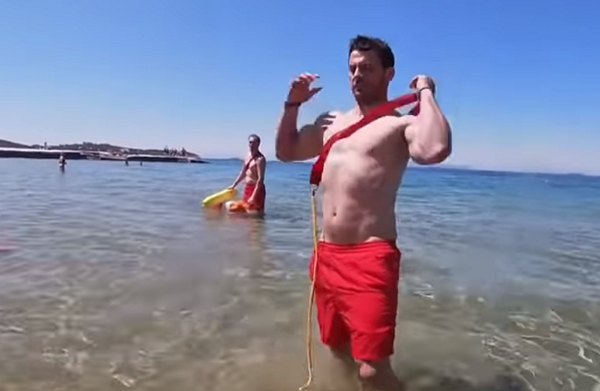 Ο Γιώργος Αγγελόπουλος… ναυαγοσώστης, δίνει το φιλί της ζωής! video