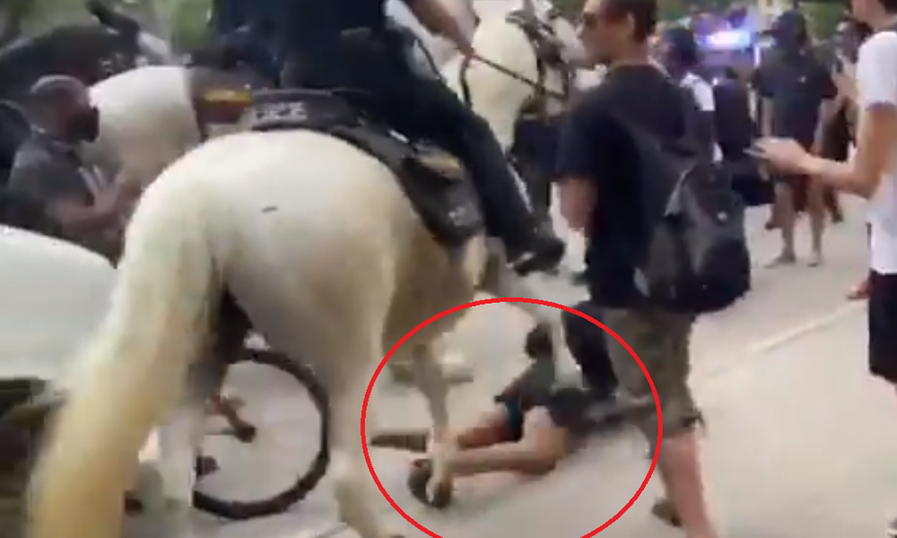 ΗΠΑ: Αστυνομικός ποδοπατά διαδηλώτρια με το άλογό του (βίντεο)