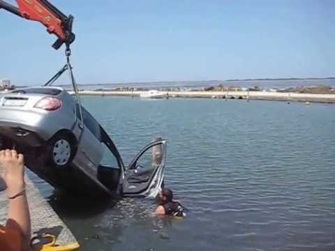 Πτώση οχήματος με δύο επιβάτες στο λιμάνι του Πειραιά