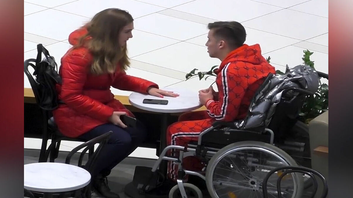 Κοινωνικό πείραμα: Βγαίνει ραντεβού στα τυφλά με… αναπηρικό αμαξίδιο – Δείτε αντιδράσεις