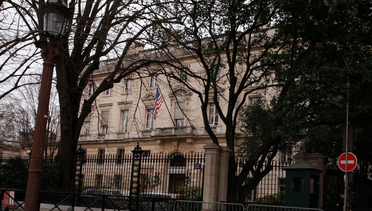 Γαλλία: Δεκάδες διαδηλωτές γονάτισαν έξω από την πρεσβεία των ΗΠΑ στο Παρίσι