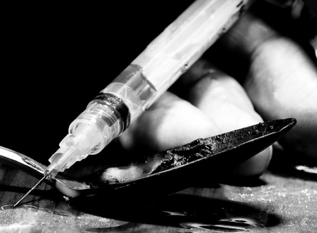 16χρονη χαροπαλεύει από υπερβολική δόση ναρκωτικών –  Συμμορία την είχε κάνει πειραματόζωο