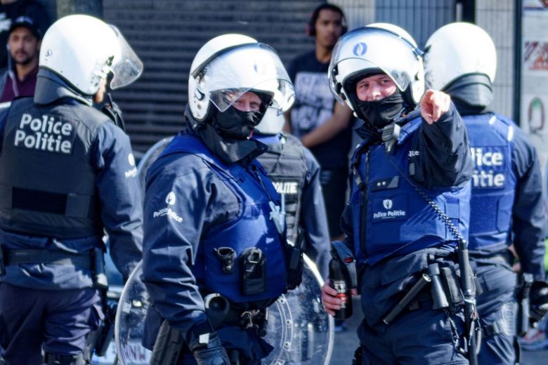 Βρυξέλλες: Δύο αστυνομικοί σε έρευνα γιατί πέρασαν χειροπέδες σε παιδιά 11 και 13 ετών