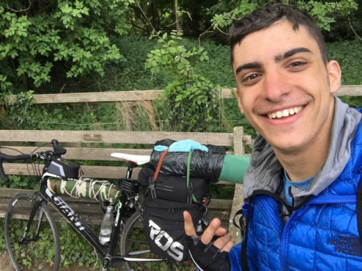 Απίστευτο! Έλληνας φοιτητής ήρθε από τη Σκωτία… με ποδήλατο!