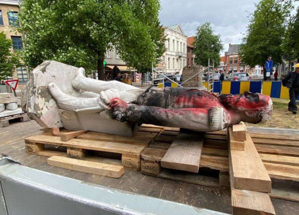 «Αποκαθηλώθηκε» στην Αμβέρσα άγαλμα του Λεοπόλδου Β’ «σφαγέα του Κονγκό»