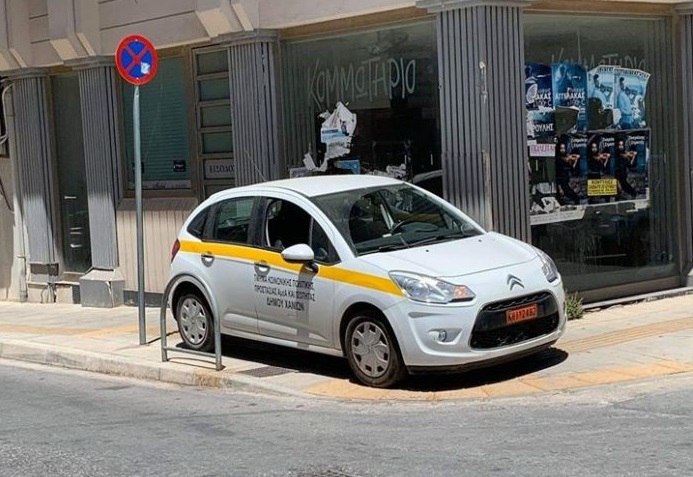 Χανιά: Όχημα του Δήμου για τα ΑμεA πάρκαρε πάνω σε… ράμπα για ΑμεΑ (pic)