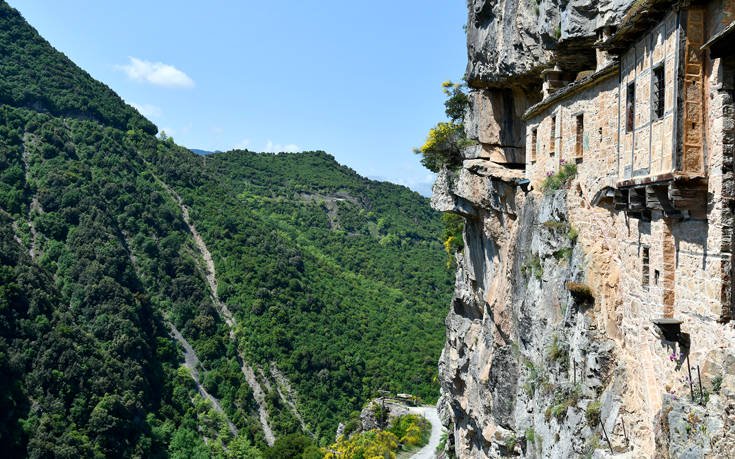 Τζουμέρκα: Το εντυπωσιακό μοναστήρι με θέα που κόβει την ανάσα