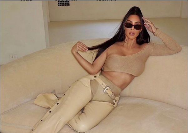 Η Kim Kardashian κάνει έναν τολμηρό στιλιστικό συνδυασμό και παραδόξως μας άρεσε πολύ! (pic)