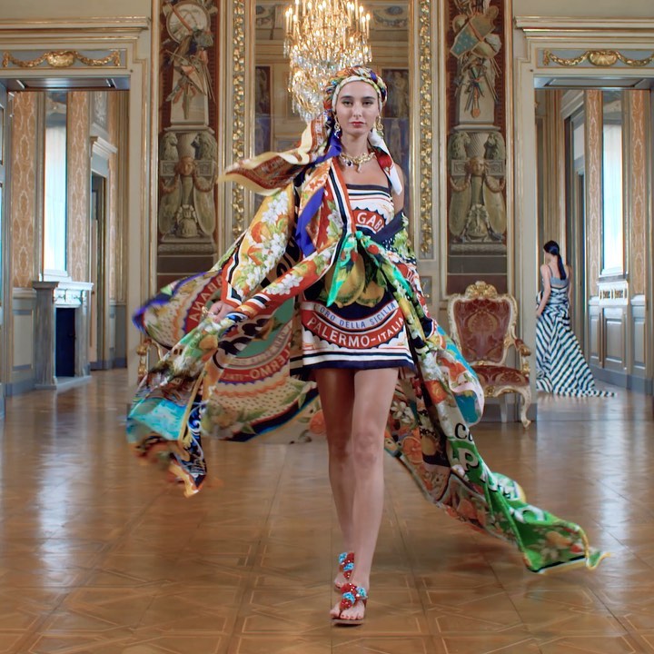 Dolce & Gabbana: Λουλούδια, φουλάρια, έντονα χρώματα μας φτιάχνουν την διάθεση