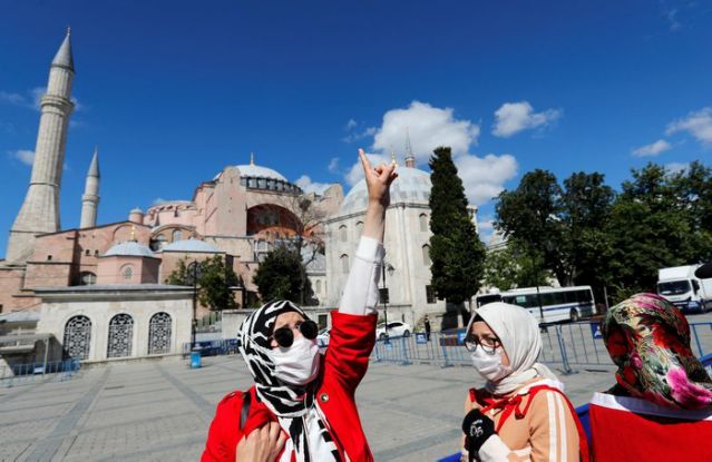 Live: Έξω από την Αγιά Σοφιά τουρκικά λάβαρα και συνθήματα