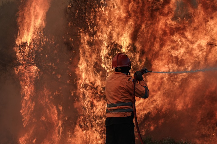 Συγκλονιστικές εικόνες από τη φωτιά στις Κεχριές Κορινθίας