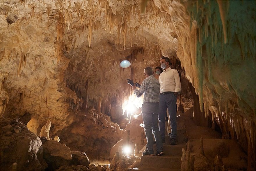 Στα Τζουμέρκα ο Κυριάκος Μητσοτάκης – Η περιήγηση στο Σπήλαιο Πραμάντων και οι selfies