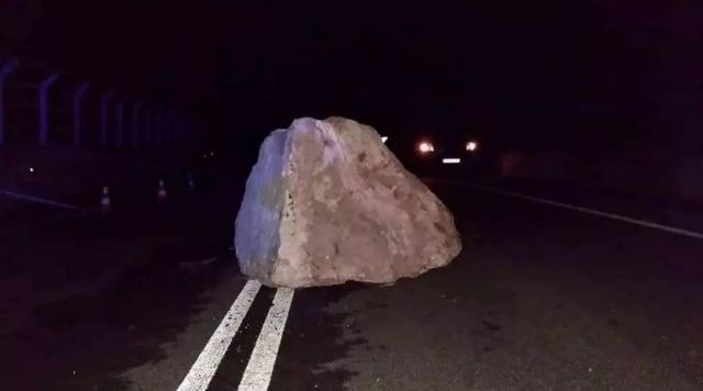 Φθιώτιδα: Τεράστιος βράχος έπεσε στην εθνική οδό – Έκοψε το ένα ρεύμα προς Καρπενήσι