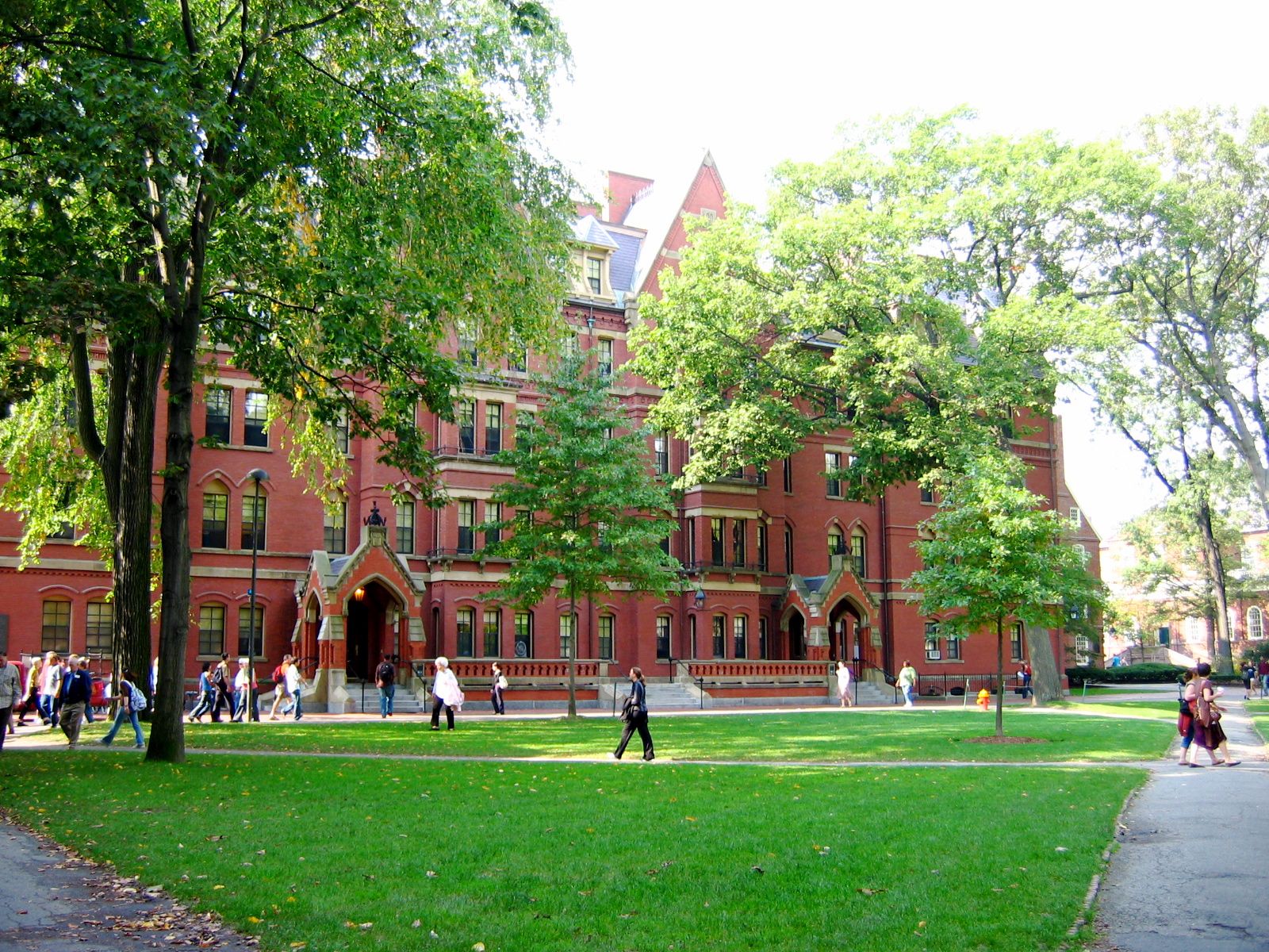 Χάρβαρντ και MIT προσφεύγουν στα δικαστήρια για να μην απελαθούν οι ξένοι φοιτητές τους
