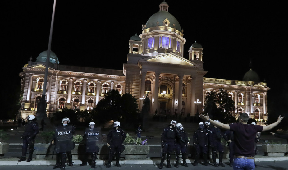 Κορονοϊός: Νέα νύχτα επεισοδίων στο Βελιγράδι
