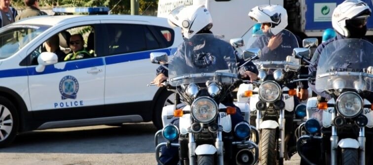 Σε καραντίνα 14 αστυνομικοί μετά τη σύλληψη αλλοδαπού θετικού στον κορονοϊό