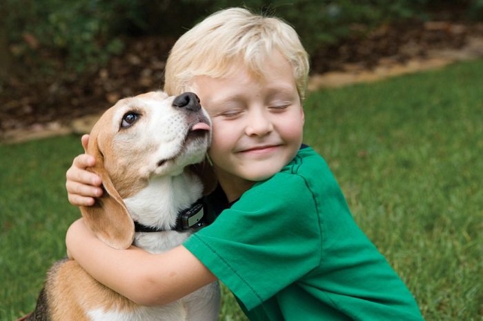 Τα παιδιά που μεγαλώνουν με σκύλο έχουν καλύτερη κοινωνικο-συναισθηματική ανάπτυξη