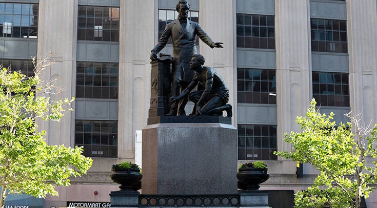 Η Βοστόνη απομακρύνει άγαλμα του Λίνκολν με γονατισμένο μαύρο σκλάβο