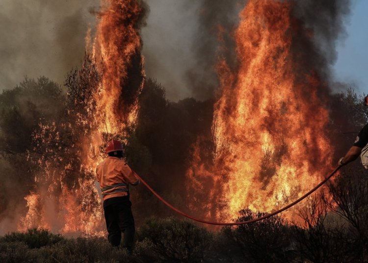 ΕΚΤΑΚΤΟ!Κοντά σε σπίτια οι φλόγες στην Αταλάντη Φθιώτιδας