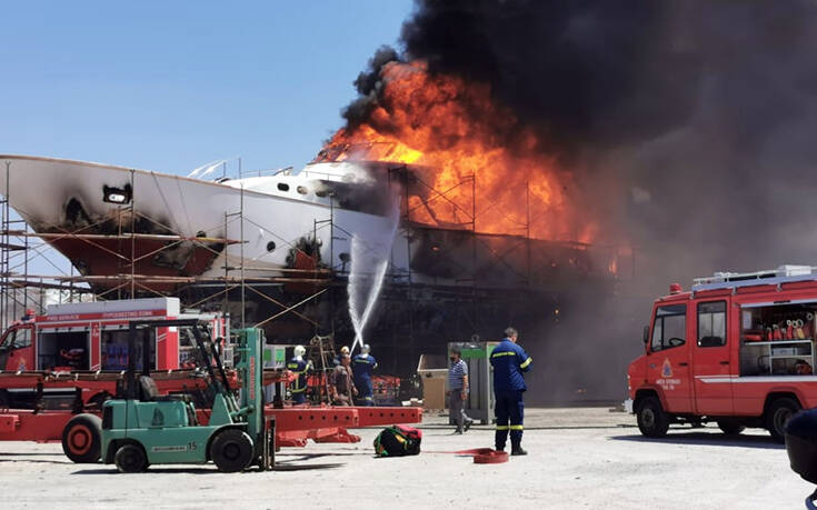 Φωτιά και έκρηξη σε ναυπηγείο στη Σύρο: Θαλαμηγός έγινε στάχτη