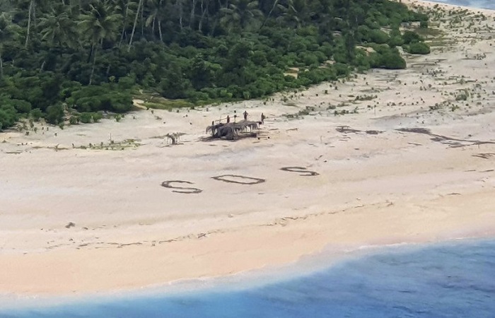 Ναυαγοί στον Ειρηνικό έγραψαν SOS στην άμμο και διασώθηκαν