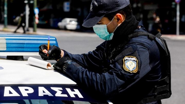 Αστυνομικός έκοψε πρόστιμο σε ηλικιωμένο 300 ευρώ γιατί δεν φορούσε καλά την μάσκα