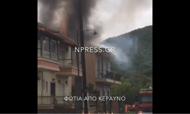 Καίγεται σπίτι στη Ναύπακτο από κεραυνό (vids)